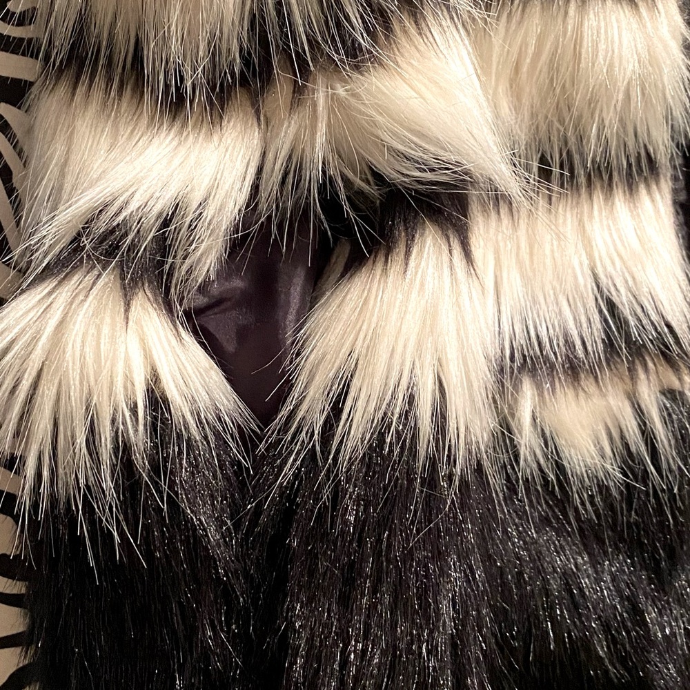 Chic Black and White Faux Fur Vest - Picture 9 of 9